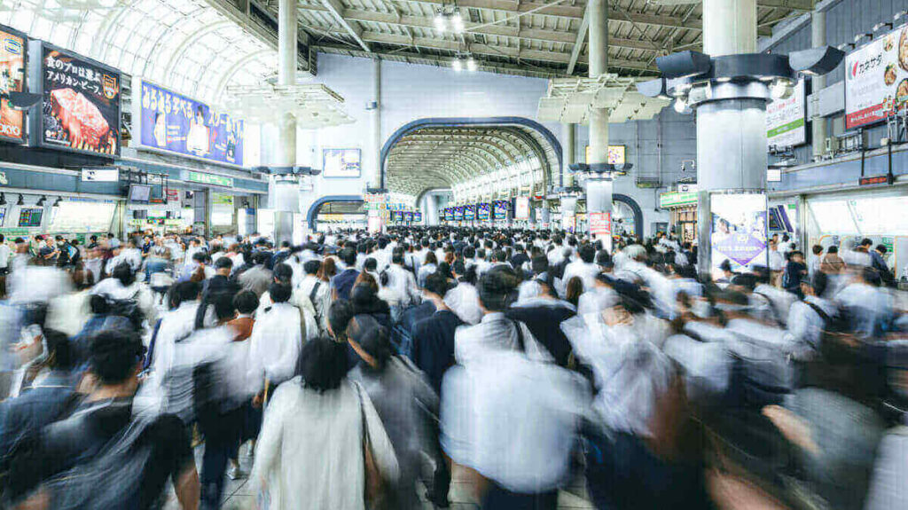 通勤する人でごった返す東京の駅