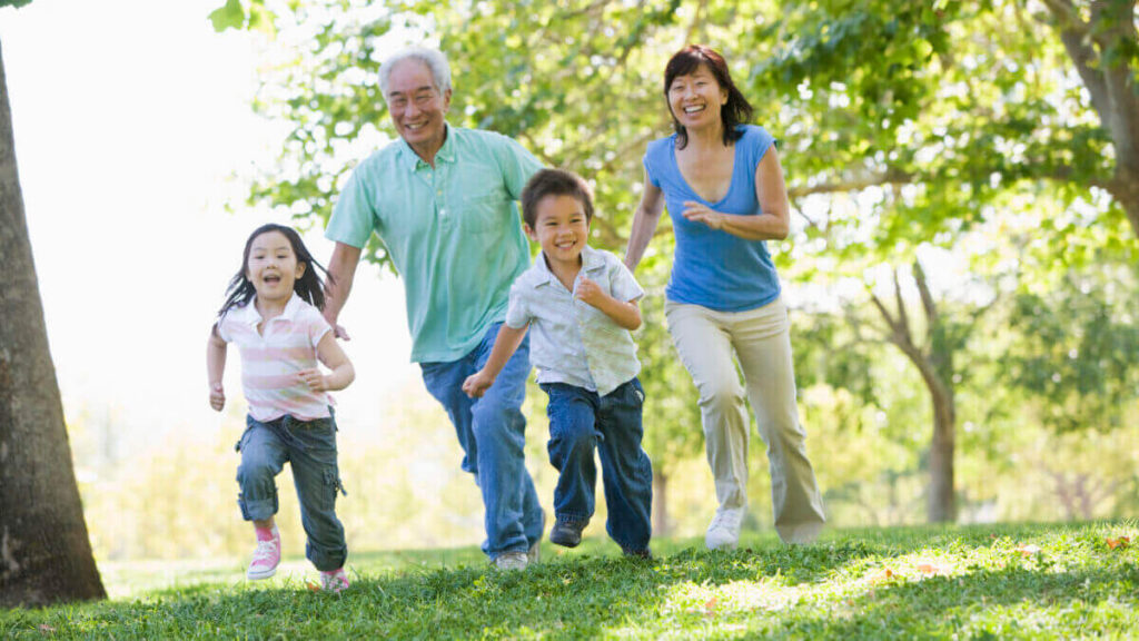 外で楽しそうに走る、日本人のおじいさん、お母さん、子供二人