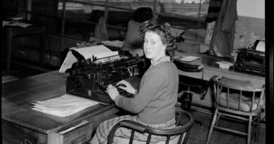 タイプライターを使う女性